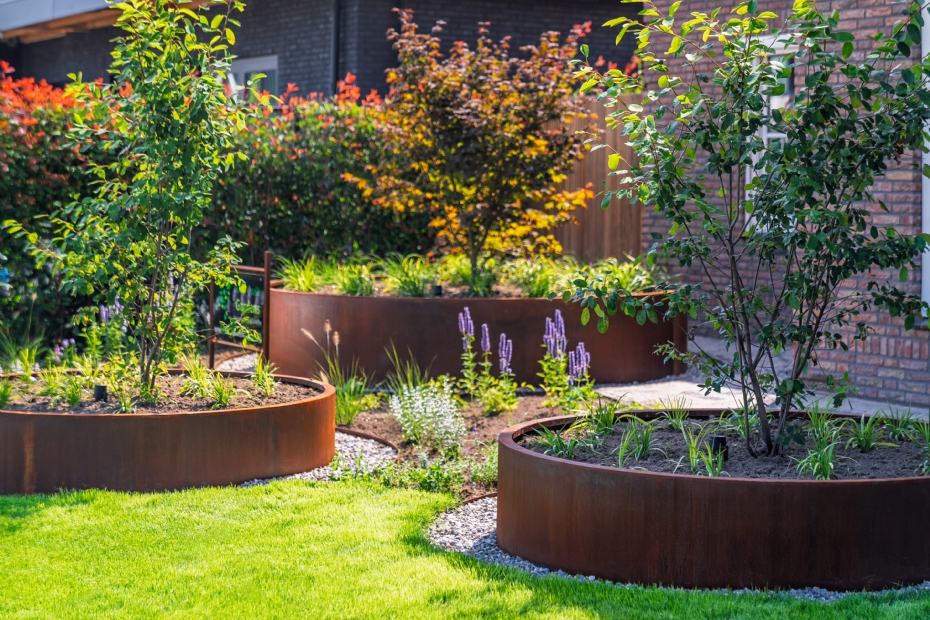 Dutch Quality Gardens-project in Venray cortenstaal als blikvanger Dutch Quality Gardens-project in Venray cortenstaal als blikvanger