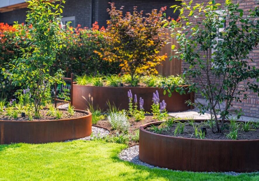 Dutch Quality Gardens-project in Venray cortenstaal als blikvanger Dutch Quality Gardens-project in Venray cortenstaal als blikvanger